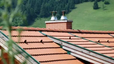 Kamín na střechu s dvěma výfukovými trubicemi.
