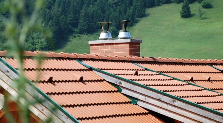 Kamín na střechu s dvěma výfukovými trubicemi.