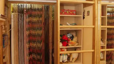 Loftová postel s úložným prostorem pod stropem.