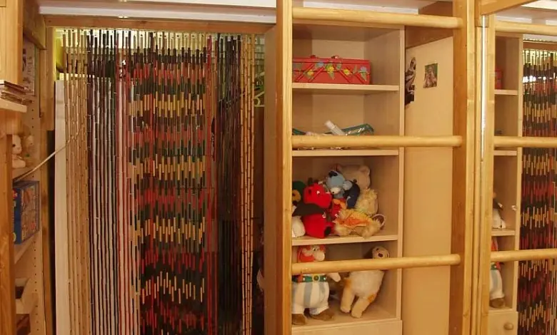 Loftová postel s úložným prostorem pod stropem.