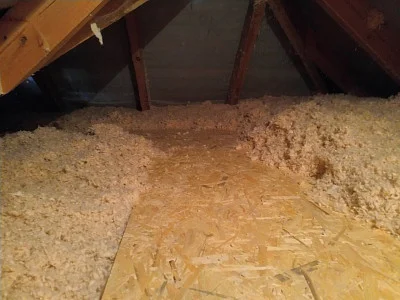 Loose-fill izolace z celulózy v nezařízeném podkroví.