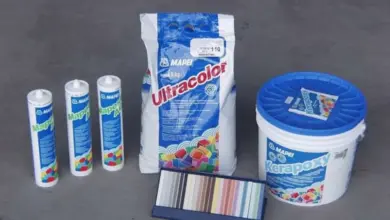 Materiály pro vyplnění spár dlažby včetně lepidla a těsnicí hmoty značky Mapei.