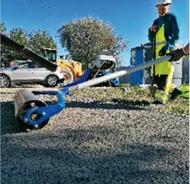 Ruční válec pro utěsnění betonu na staveništi.
