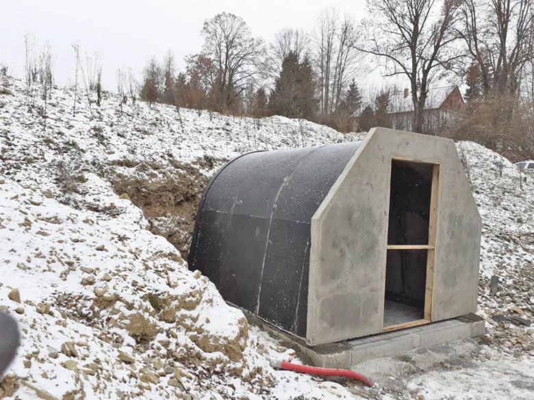 Betonový sklep v zimním prostředí s viditelnou konstrukcí.