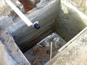 Podzemní betonová nádrž pro septik nebo záchod ve venkovském domě.