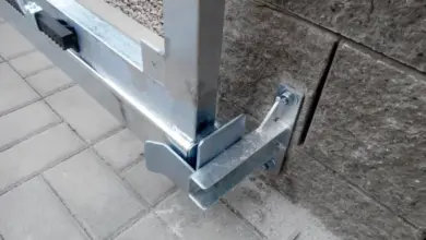 Detailní pohled na montážní úchyty posuvné brány ke zdi.