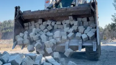 Nabíjení nákladního koše kamennými dlažebními kostkami.