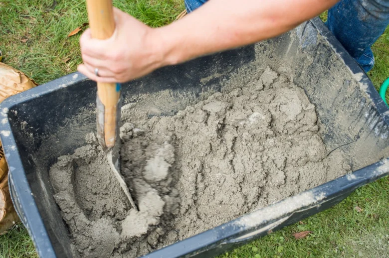 Míchání betonu v vozíku na trávníku