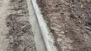 Základní obrubník pro chodník v procesu instalace s výškou.