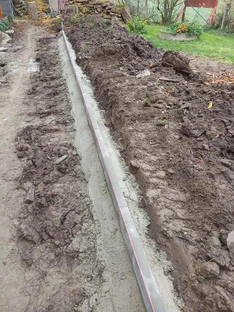 Základní obrubník pro chodník v procesu instalace s výškou.