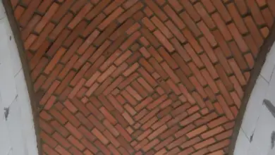 Klenutý strop z cihel v rybníkovém vzoru.