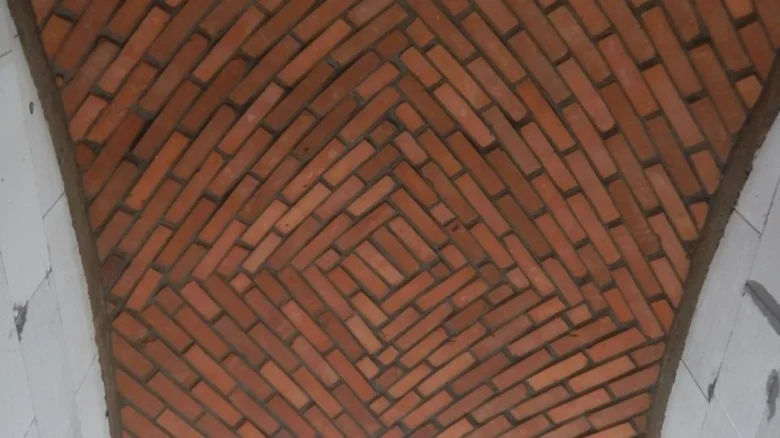 Klenutý strop z cihel v rybníkovém vzoru.