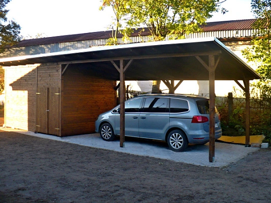 Stavba kůlny s garáží pro automobil na pozemku