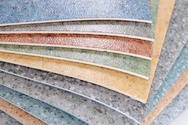 Výběr podkladů pro linoleum s různými texturami a barvami.