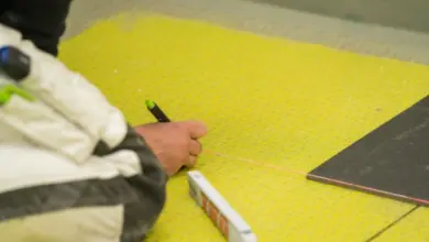Montáž dlaždice s výstředníkem pro správné zarovnání po lepení.