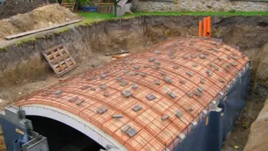 Stavební práce na klenutém sklepním stropu z cihel v jámě.
