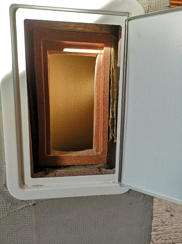 Detail izolace komínového kanálu minerální vlnou.