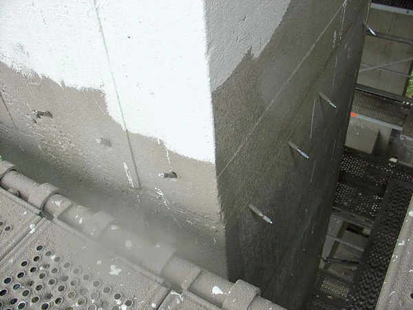 Betonová konstrukce s viditelnými kotvami pro injektážní opravu.