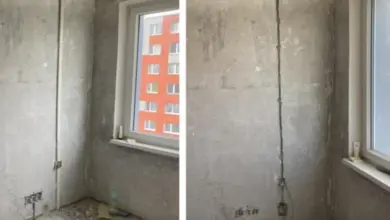 Nerušené zdi panelového domu s vyraženými drážkami pro rozvody.