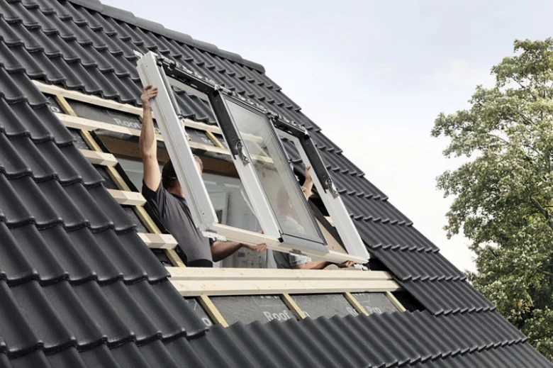 Instalace okna do podkroví s tmavou střechou