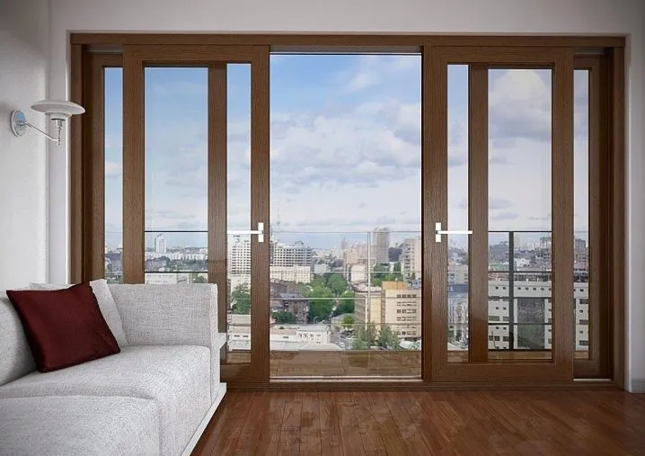 Moderní posuvné terasové dveře s výhledem na město.