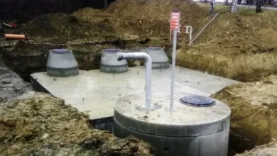Nově instalovaná nádrž na požární vodu s přístupovými poklopy.