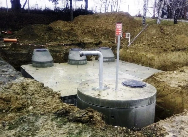 Nově instalovaná nádrž na požární vodu s přístupovými poklopy.