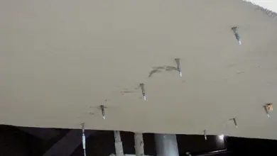 Betonová konstrukce s viditelnými injektážními kotvami.