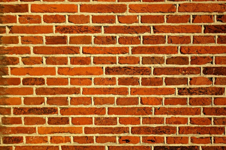 Detail zděné zdi s cihlovou konstrukcí pro porovnání panelů.