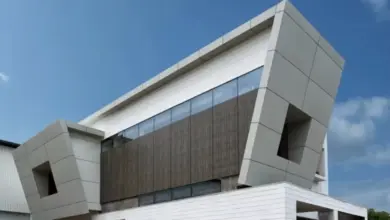 Moderní budova s fasádou z kompozitních Alucobond panelů.