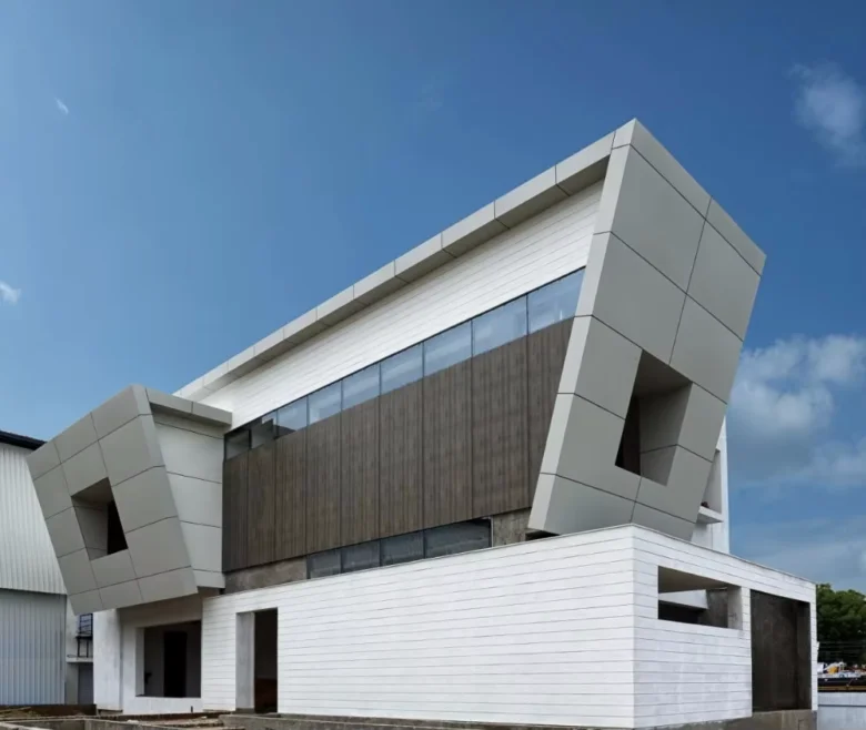 Moderní budova s fasádou z kompozitních Alucobond panelů.