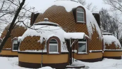 Sněhově pokryté geodetické kupole v zimním prostředí.