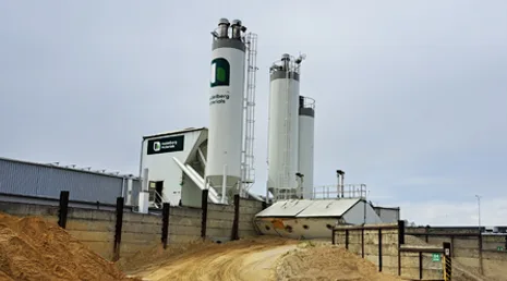 Fotografie betonárny s vysokými silo pro výrobu hubeného betonu.