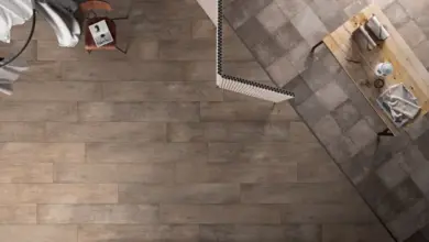 Pohled shora na dlažbu podlahy a obklad zeď v interiéru.