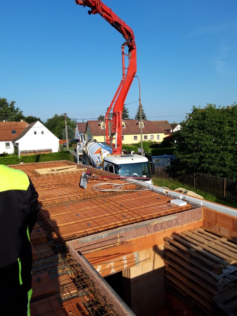 Střecha se zalisuje betonem pomocí čerpadla na stavebním objektu.