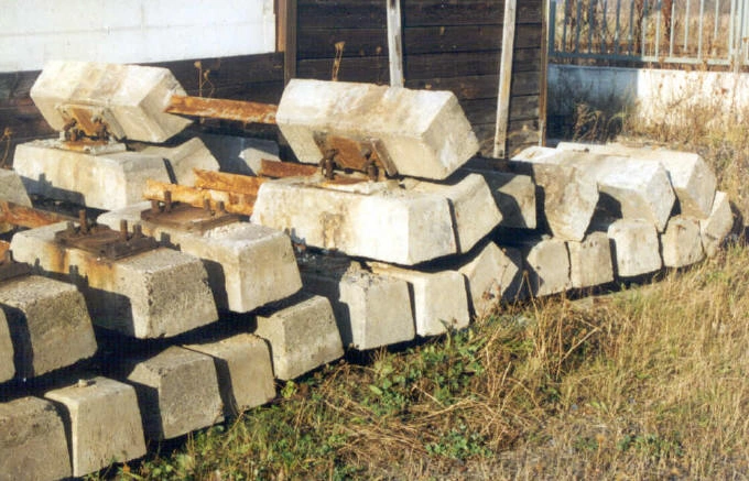 Skládané betonové pražce pro železniční stavbu.