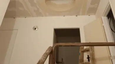 Stavba stropu z sádrokartonu v průběhu instalace