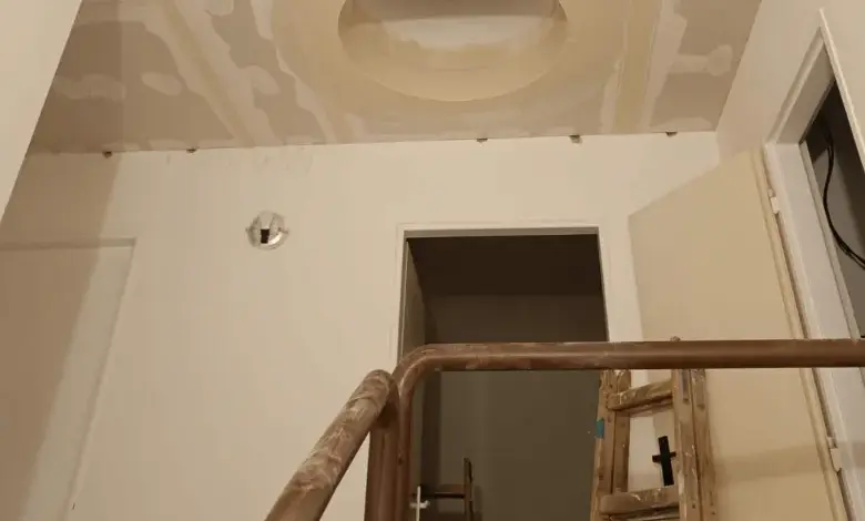 Stavba stropu z sádrokartonu v průběhu instalace