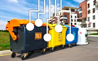 Řada barevných kontejnerů na recyklaci ulice před domy.