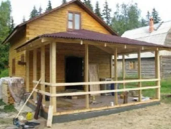 Dřevěná veranda v procesu stavby u domu.