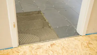 Vrstva lepidla s hřebenem pro pokládku dlaždic.