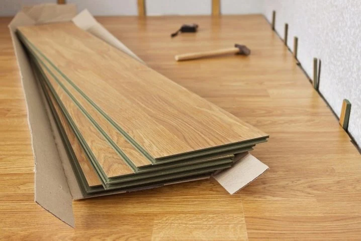 Skládané laminátové desky na podlaze pro instalaci