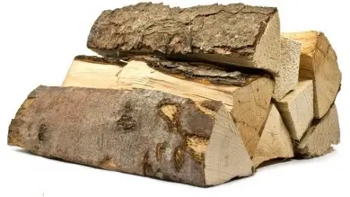 Skládané dřevo pro kamna v letní chatě.