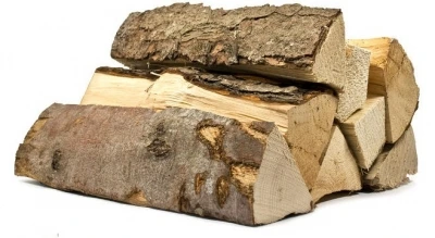 Skládané dřevo pro kamna v letní chatě.