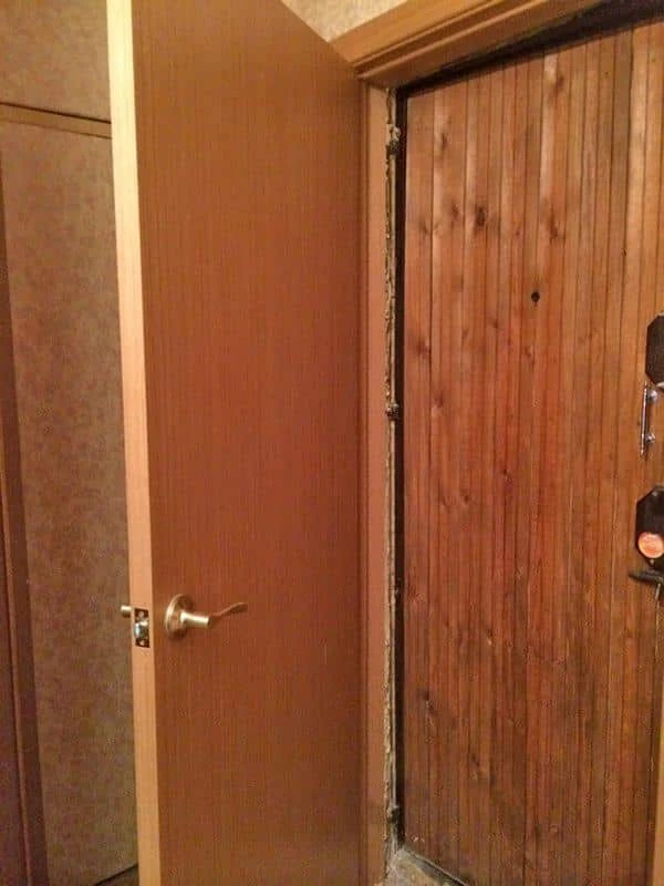 Otevřené vnitřní dveře s viditelnou mezerou pod nimi.