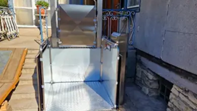 Venkovní výtah pro invalidy na kamenné terase domu.