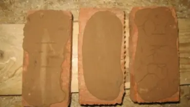 Tři cihlové bloky s nanesenou žáruvzdornou maltou pro ukázku aplikace.