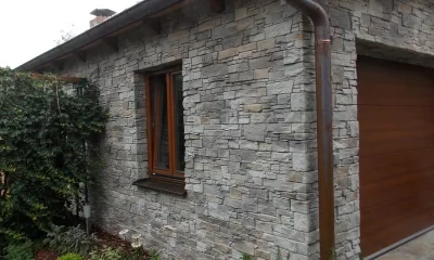 Moderní fasáda domu s umělým kamenným obkladem.