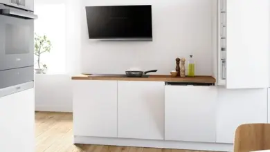 Moderní kuchyň s integrovanými spotřebiči pro lepší funkčnost.