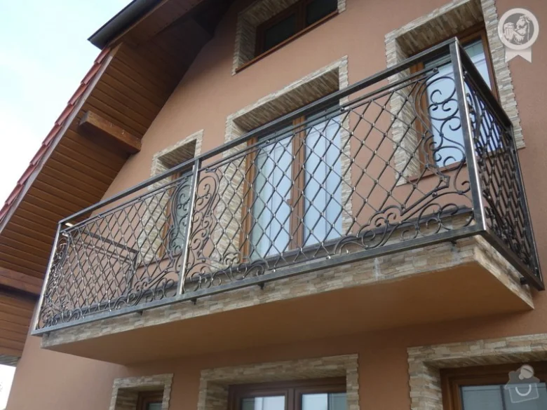 Moderní kovové zábradlí na balkóně s dekorativním vzorem.